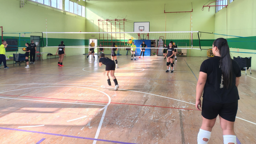 Allenamento in palestra della Pallavolo Vergiate