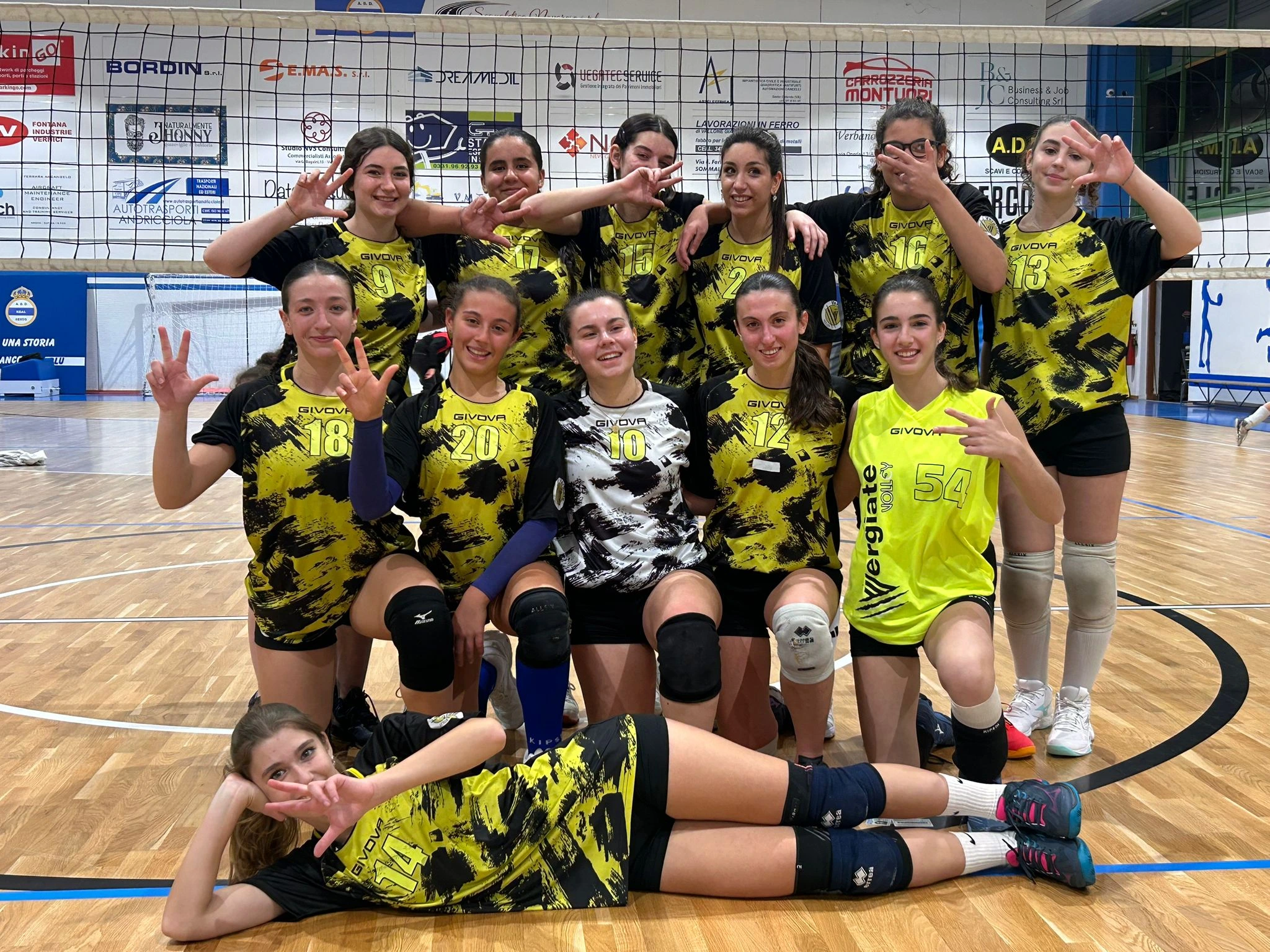 Foto della prima squadra femminile del Vergiate Volley