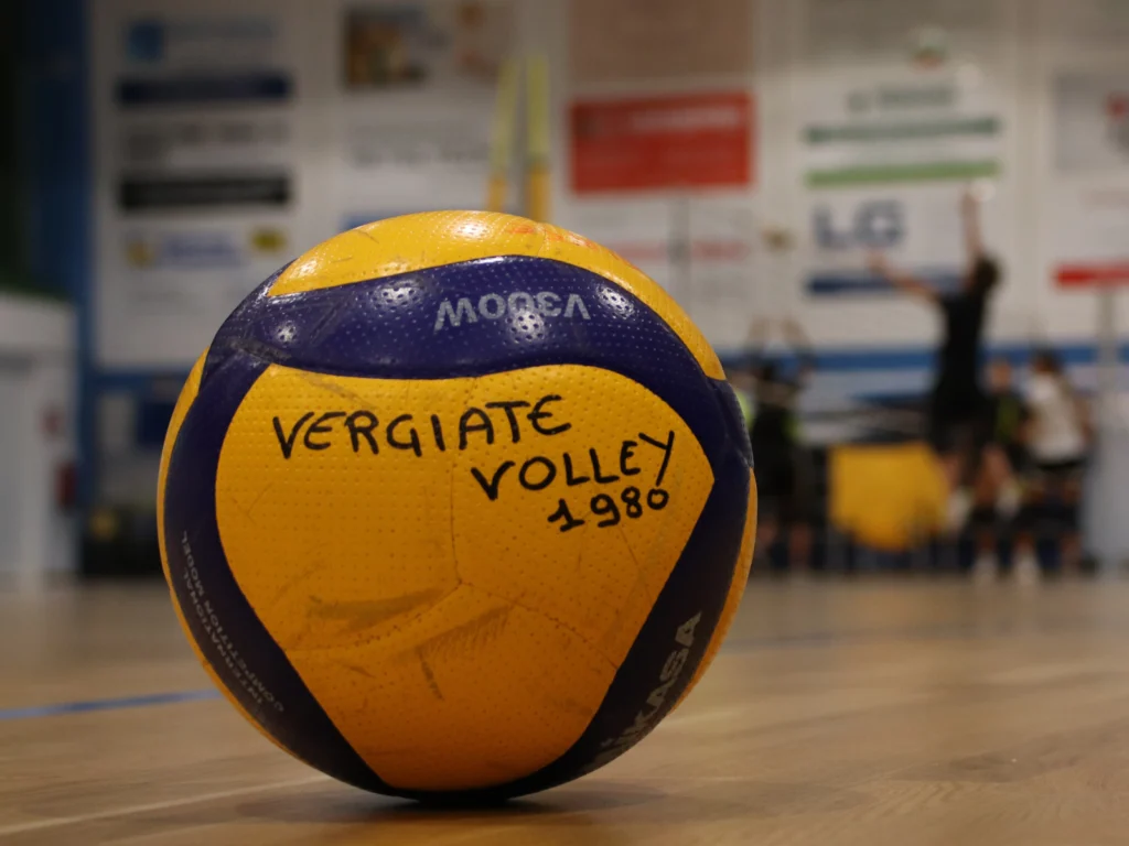 Il pallone della prima squadra femminile