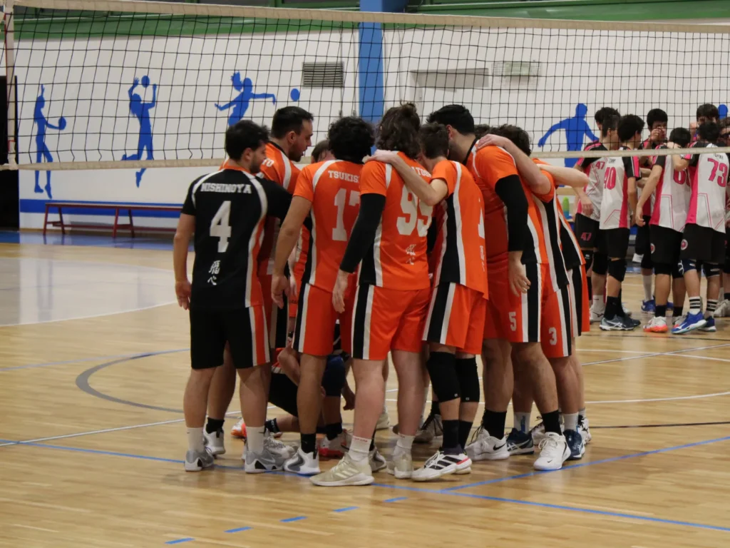 Prima squadra maschile mentre si carica per la partita