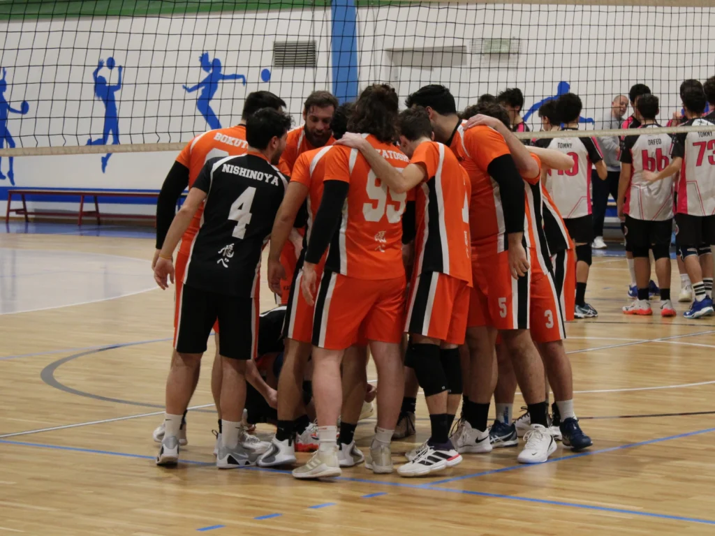Prima squadra maschile concentrata durante la partita di pallavolo