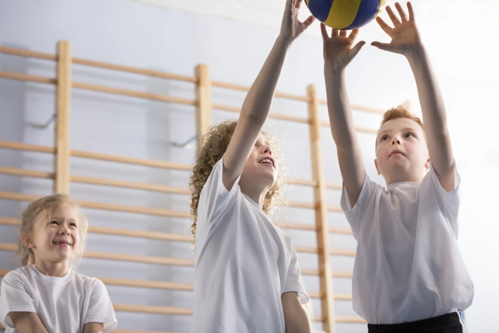 Bambini mentre giocano a pallavolo